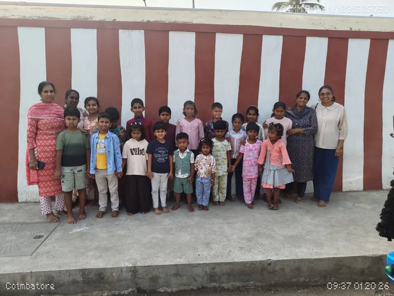 Shishu Vatika children with their teachers on the field trip to Perur Temple