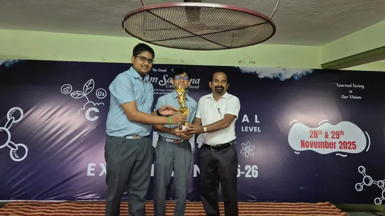 A CIRS student receiving the award at the CBSE Regional Science Exhibition